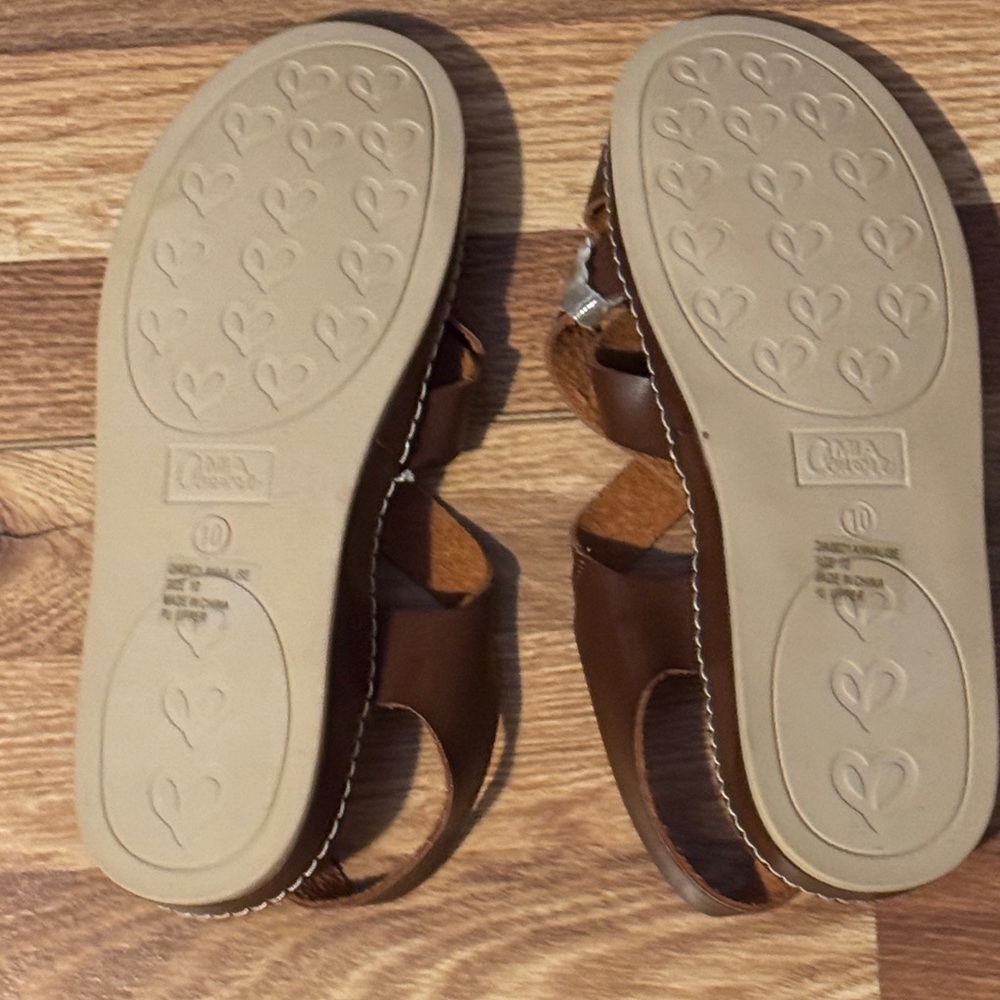 Mi Amore Brown Cross-Strap Sandals - Picture 6 of 6